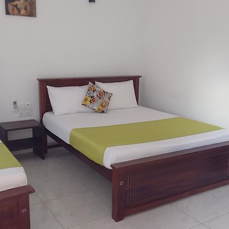 Lake Edge Resort Anuradhapura Bagian luar foto