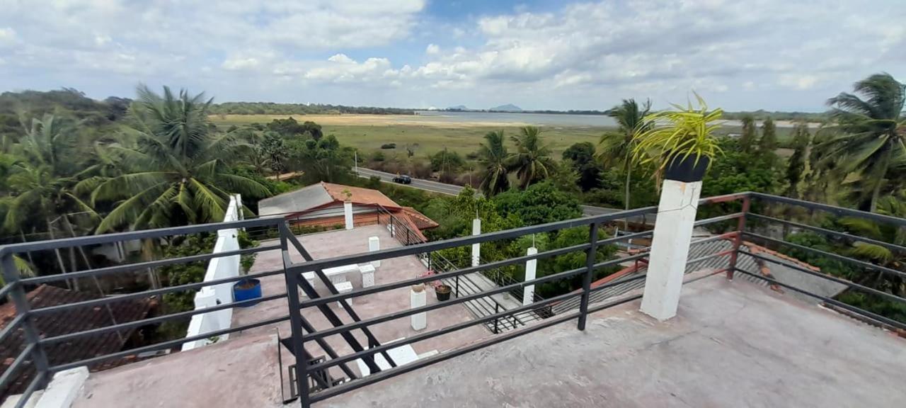 Lake Edge Resort Anuradhapura Bagian luar foto