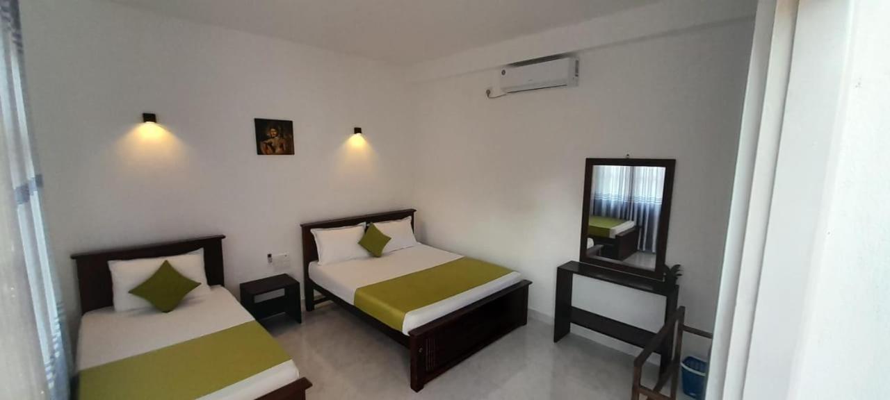 Lake Edge Resort Anuradhapura Bagian luar foto