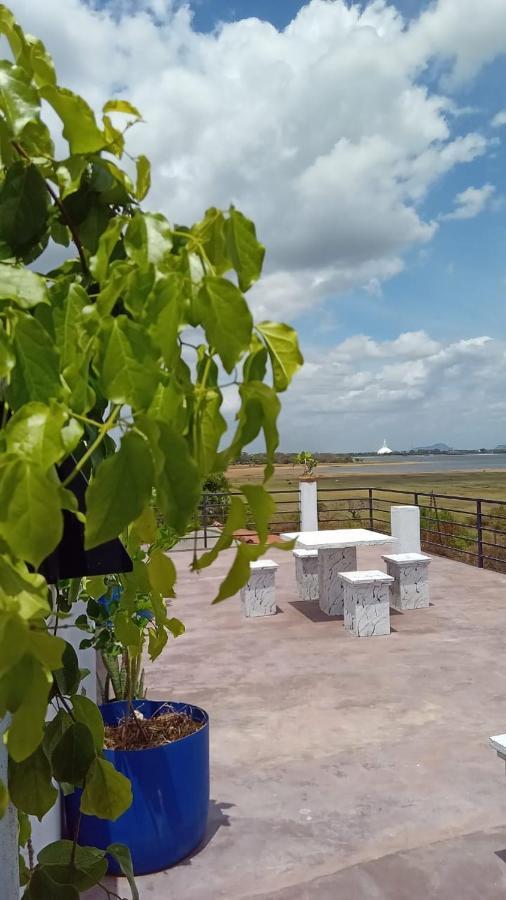 Lake Edge Resort Anuradhapura Bagian luar foto