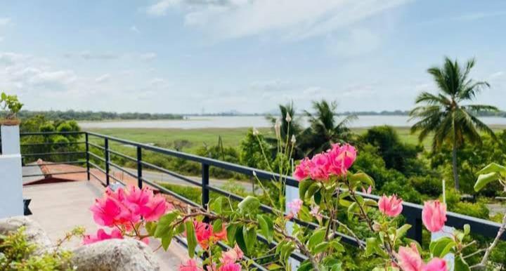 Lake Edge Resort Anuradhapura Bagian luar foto