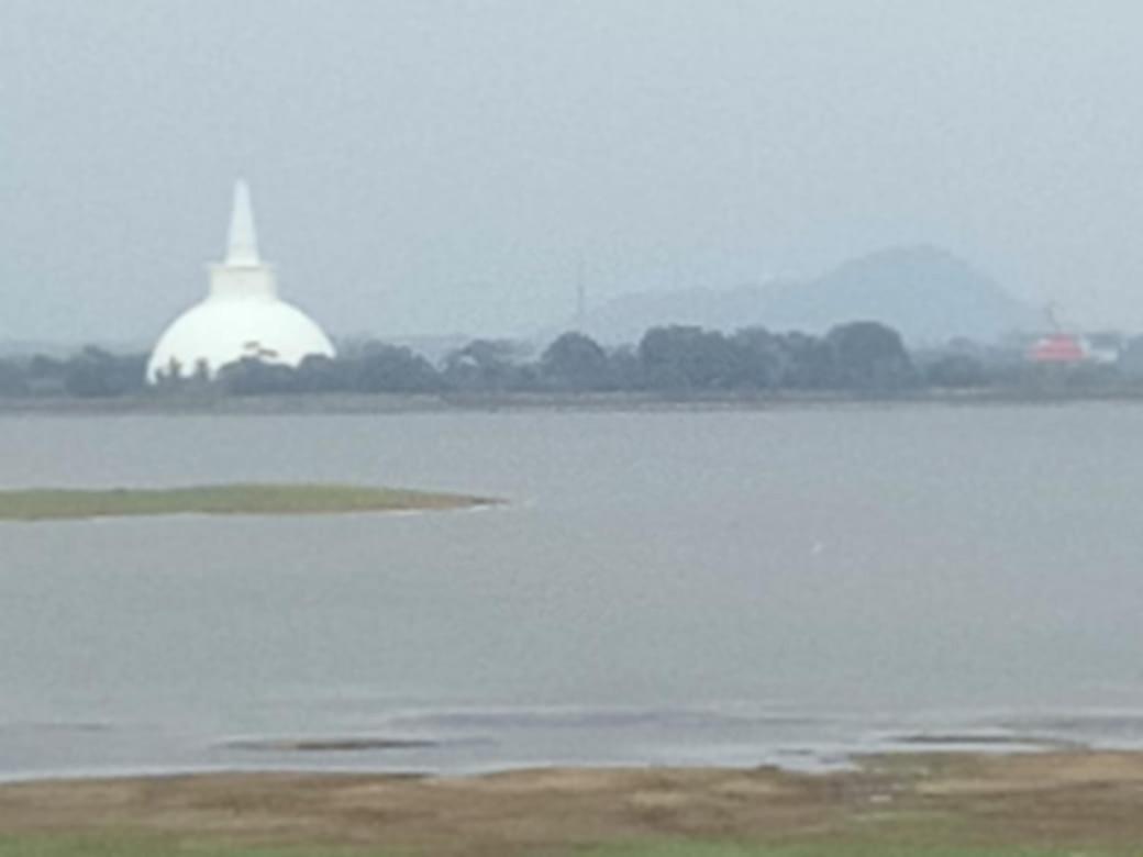 Lake Edge Resort Anuradhapura Bagian luar foto