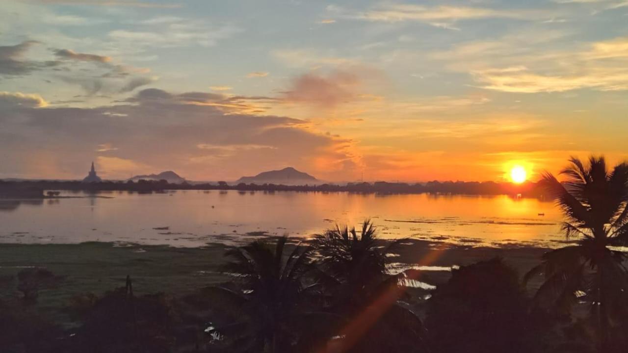 Lake Edge Resort Anuradhapura Bagian luar foto
