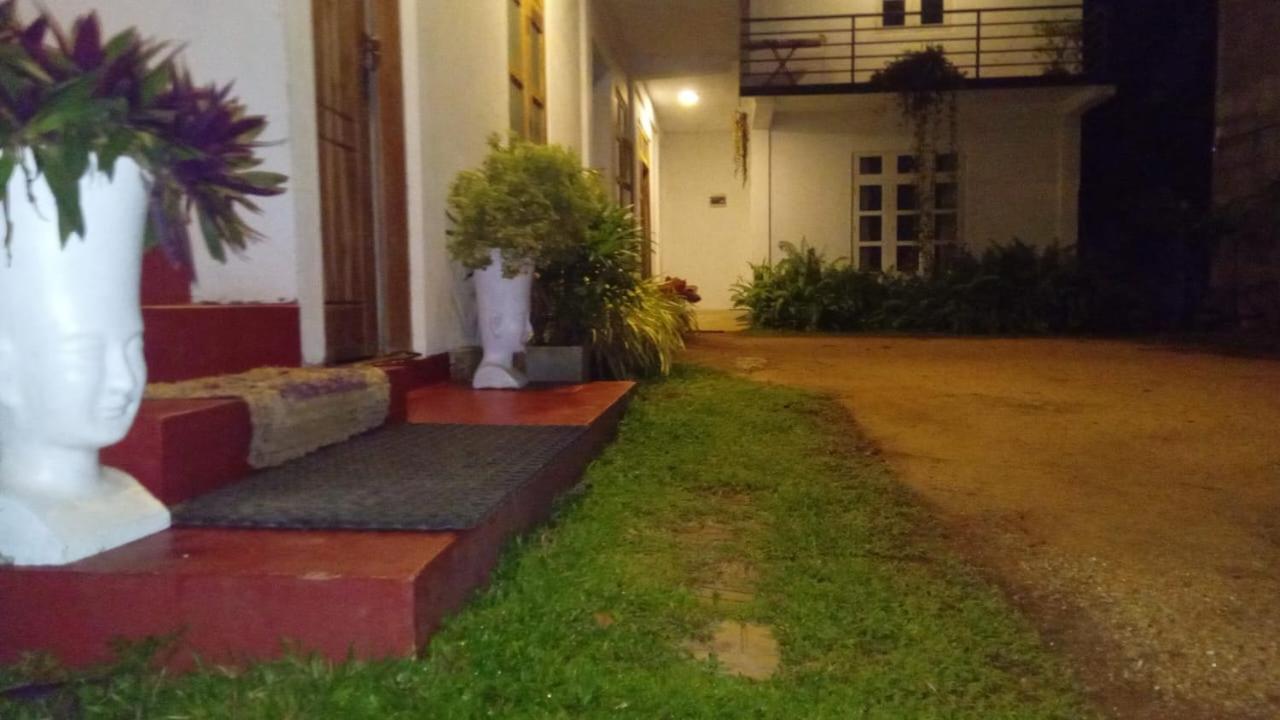 Lake Edge Resort Anuradhapura Bagian luar foto