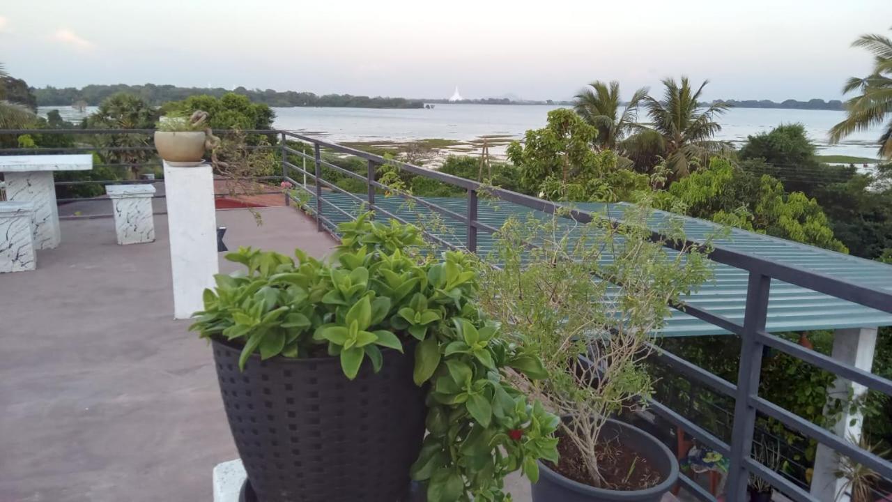 Lake Edge Resort Anuradhapura Bagian luar foto