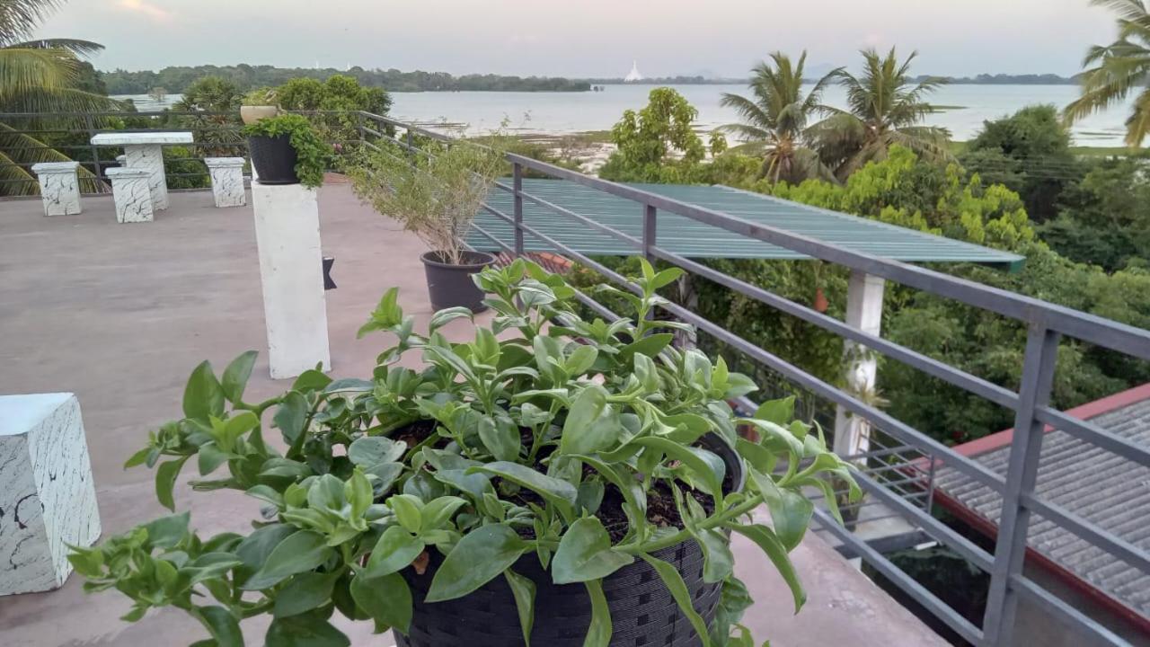 Lake Edge Resort Anuradhapura Bagian luar foto