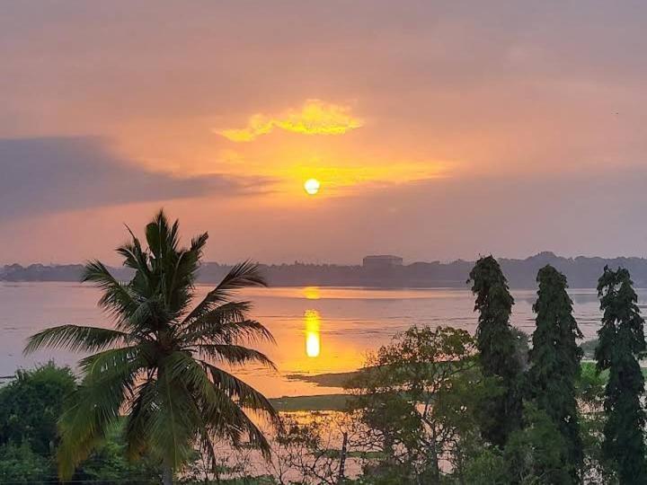 Lake Edge Resort Anuradhapura Bagian luar foto