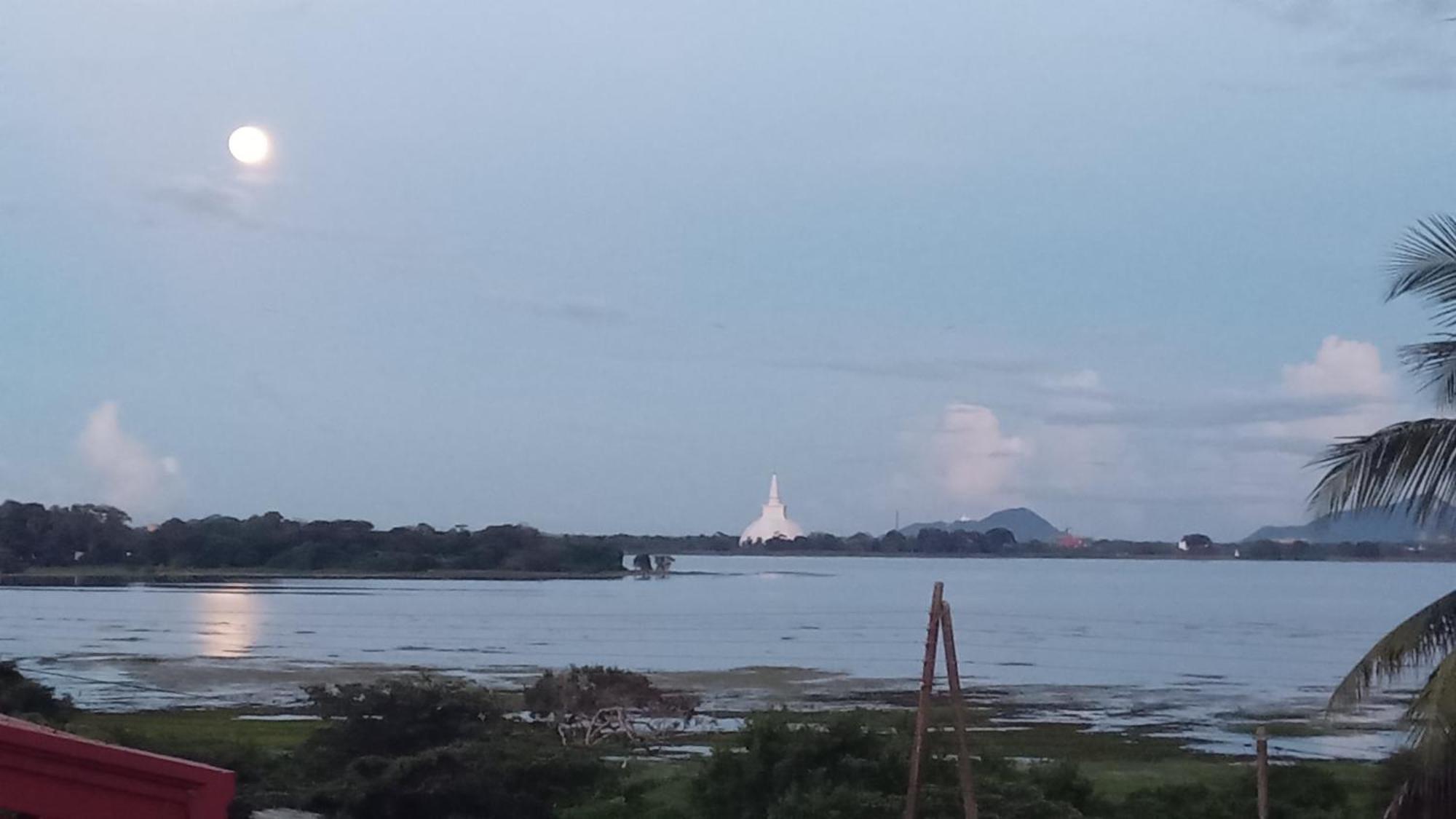 Lake Edge Resort Anuradhapura Bagian luar foto