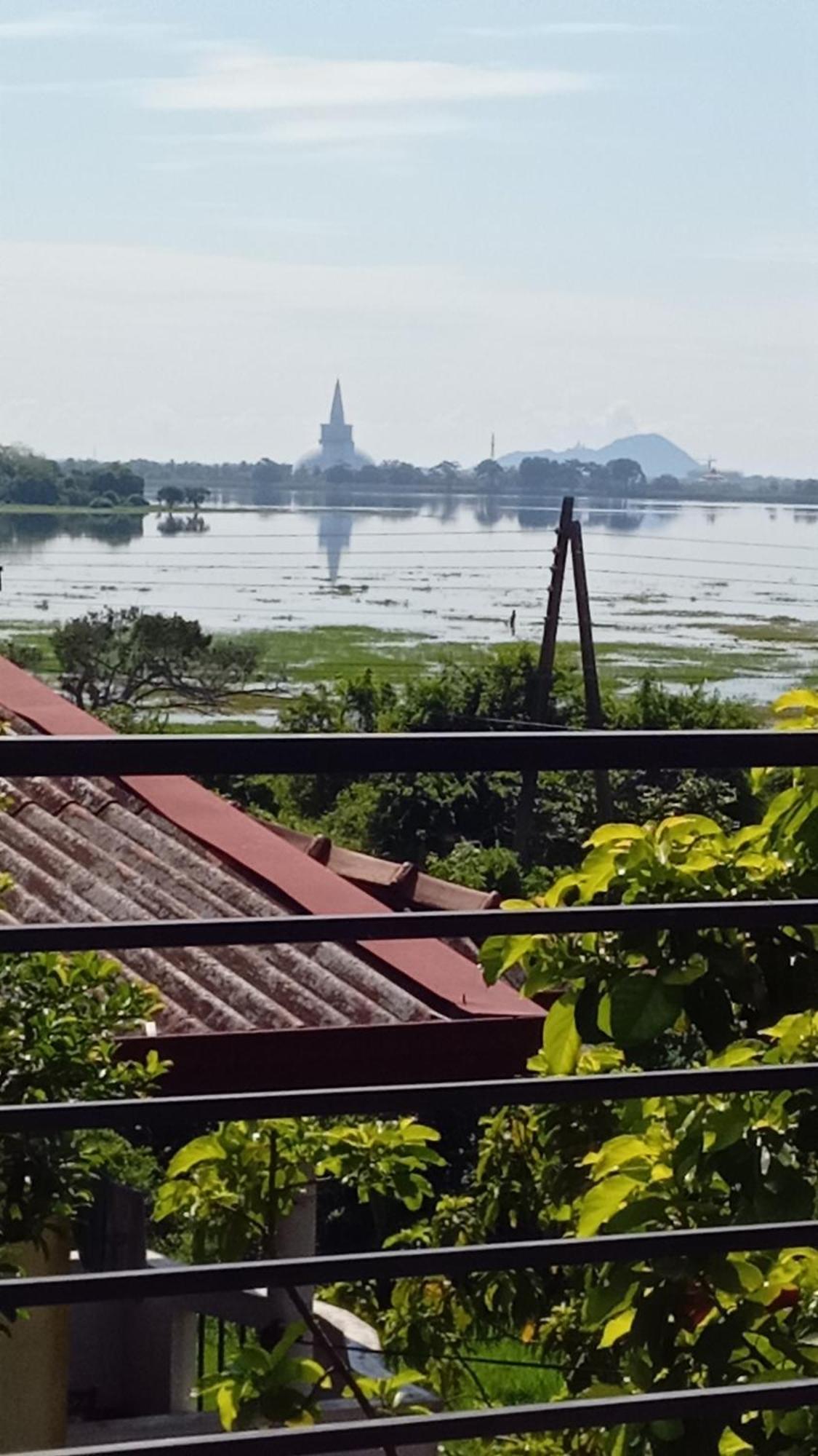 Lake Edge Resort Anuradhapura Bagian luar foto